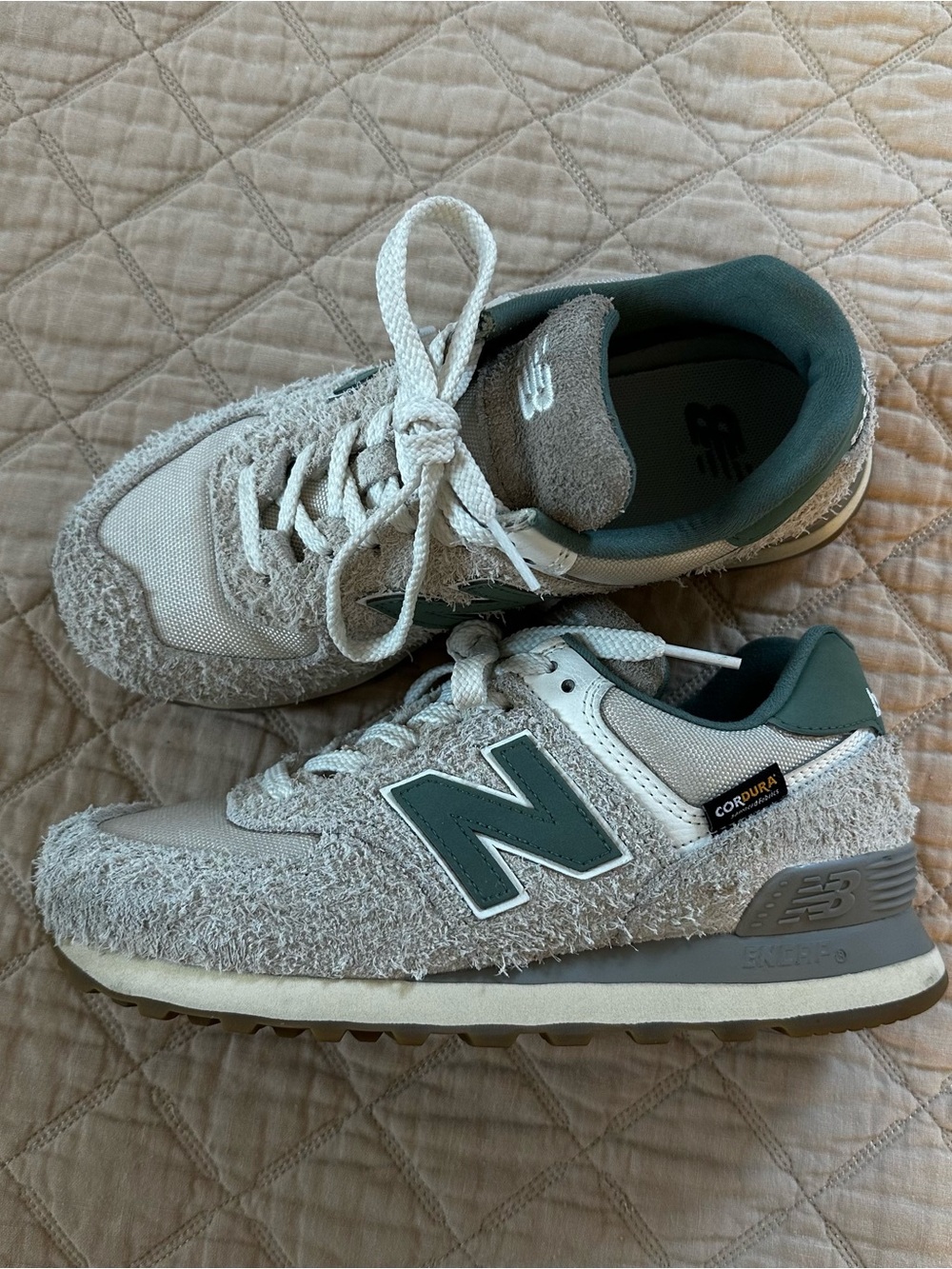 New Balance 574 Classics | Women’s 7 | Green & Off-White shaggy | EUC